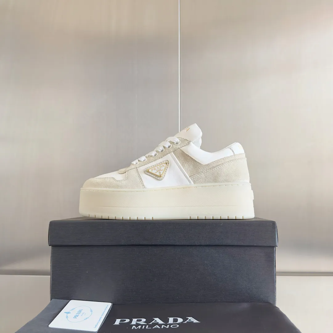 👟👟Ex-factory price 660👟👟 Top version Prada Latest Downtown Bold series Thick sole Platform shoes Triangle logo Casual sneakers White shoes Original purchase and development Production Downtown Bold sneakers are inspired by basketball shoes in the 1980s, with sporty design and exquisite details. Crafted from perforated leather, the statement platform sole provides a unique, modern style. The Prada logo is interpreted from different angles, decorated with the iconic enamel-coated triangular metal logo, highlighting the unique classic style. Exquisite packaging at the delivery counter🛍📦 ▪️Fabric: Original custom imported first-layer cowhide ▪️Inner lining: Original imported soft sheepskin ▪️Outsole: Original molded ultra-light foam material ▪️Sole thickness: 4.5CM ▪️Size: Women's 35-40
